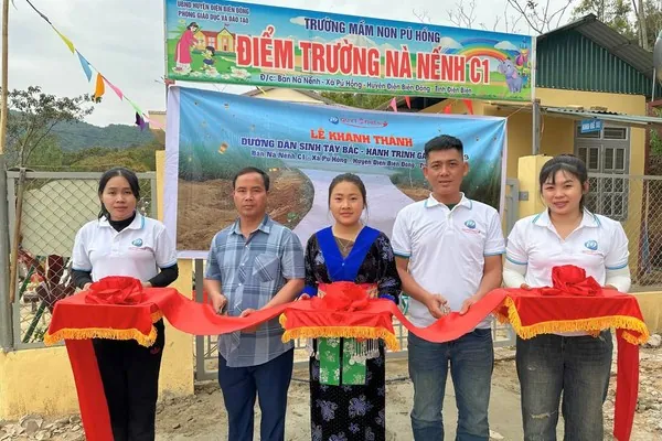 Hình ảnh mô tả cá cược xã hội với nhóm bạn đang cùng theo dõi trận đấu