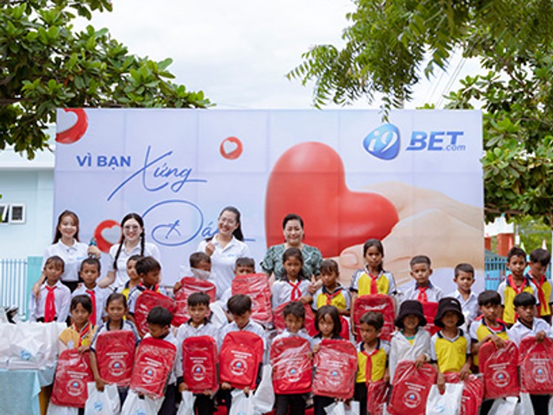 Phụ huynh và trẻ em trò chuyện về an toàn trực tuyến