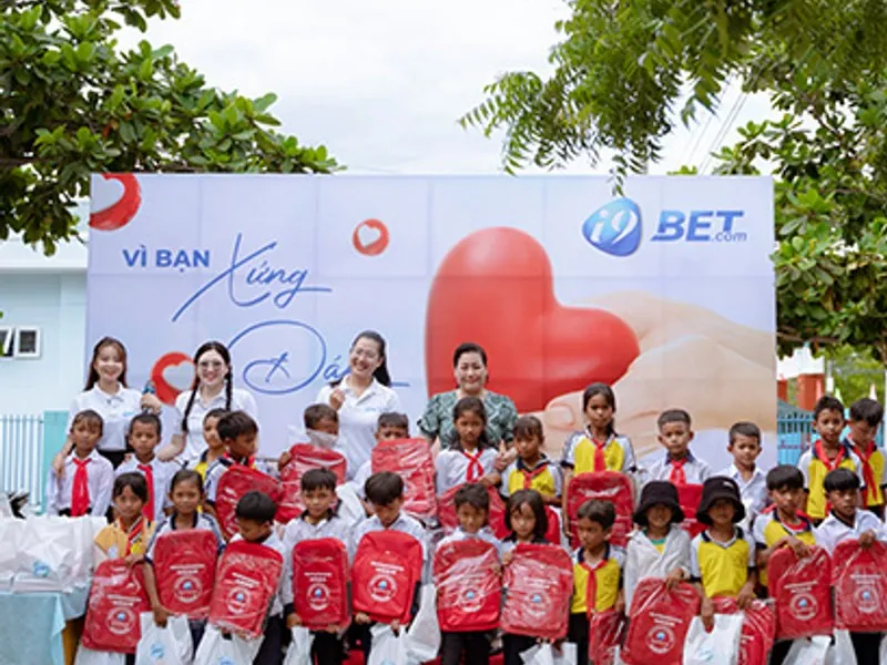 Phụ huynh và trẻ em trò chuyện về an toàn trực tuyến