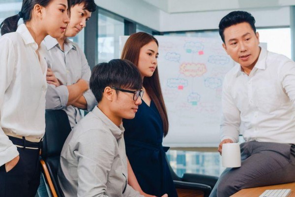 Một màn hình hiển thị các tùy chọn quản lý tài khoản và công cụ bảo vệ người chơi, với các nút khóa và giới hạn, tượng trưng cho tính năng tự loại trừ của e2bet.